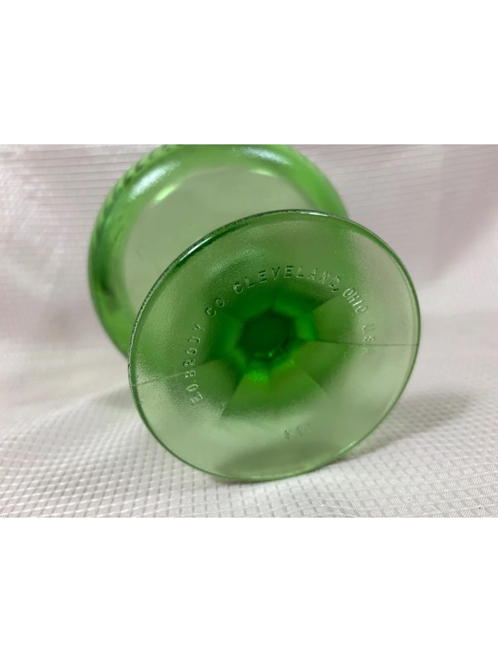 Vintage E. O. Brody Co EMERALD GREEN Glass Pedestal Candy Bowl Dish swirl